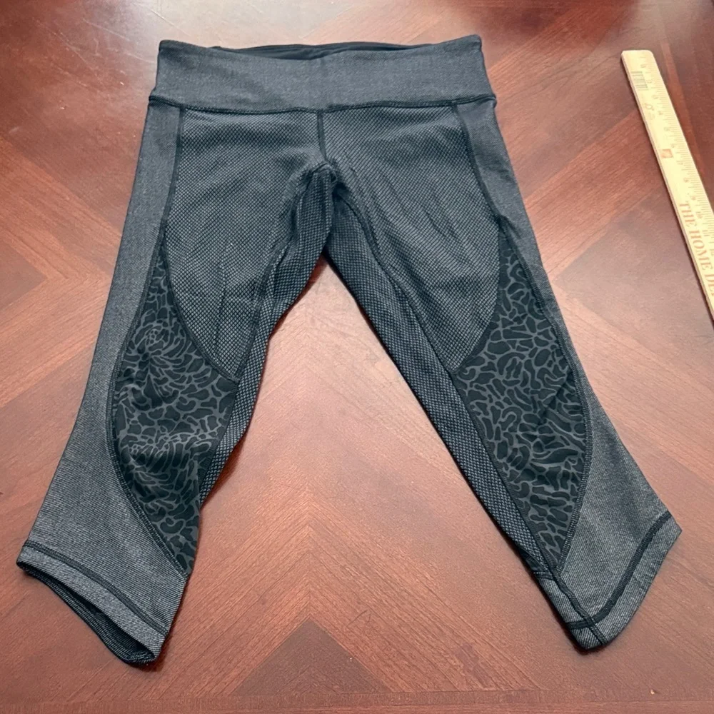 Lululemon Athletica Charcoal and Black Patterned Leggings Sz 8 wunder under crop